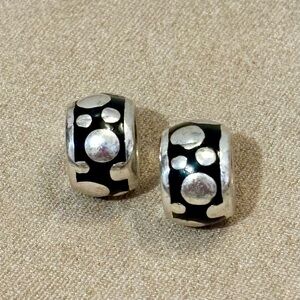 🆕Listing! Two Brighton Dot to Dot beads in Silver-Black Enamel on silver Retired
